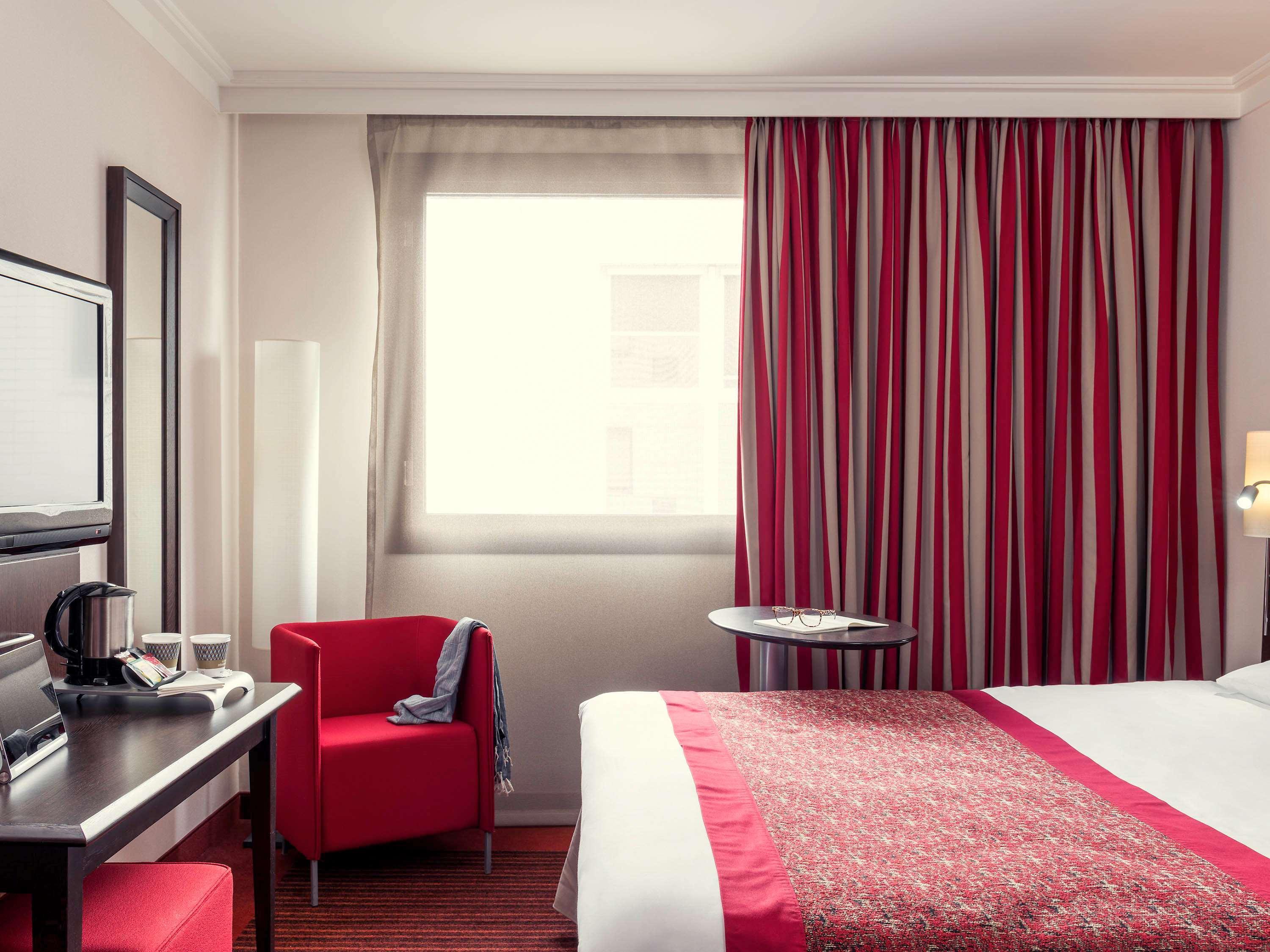 B&B Hotel Saint-Quentin-En-Yvelines Centre Gare 4 Etoiles Montigny-le-Bretonneux Eksteriør bilde