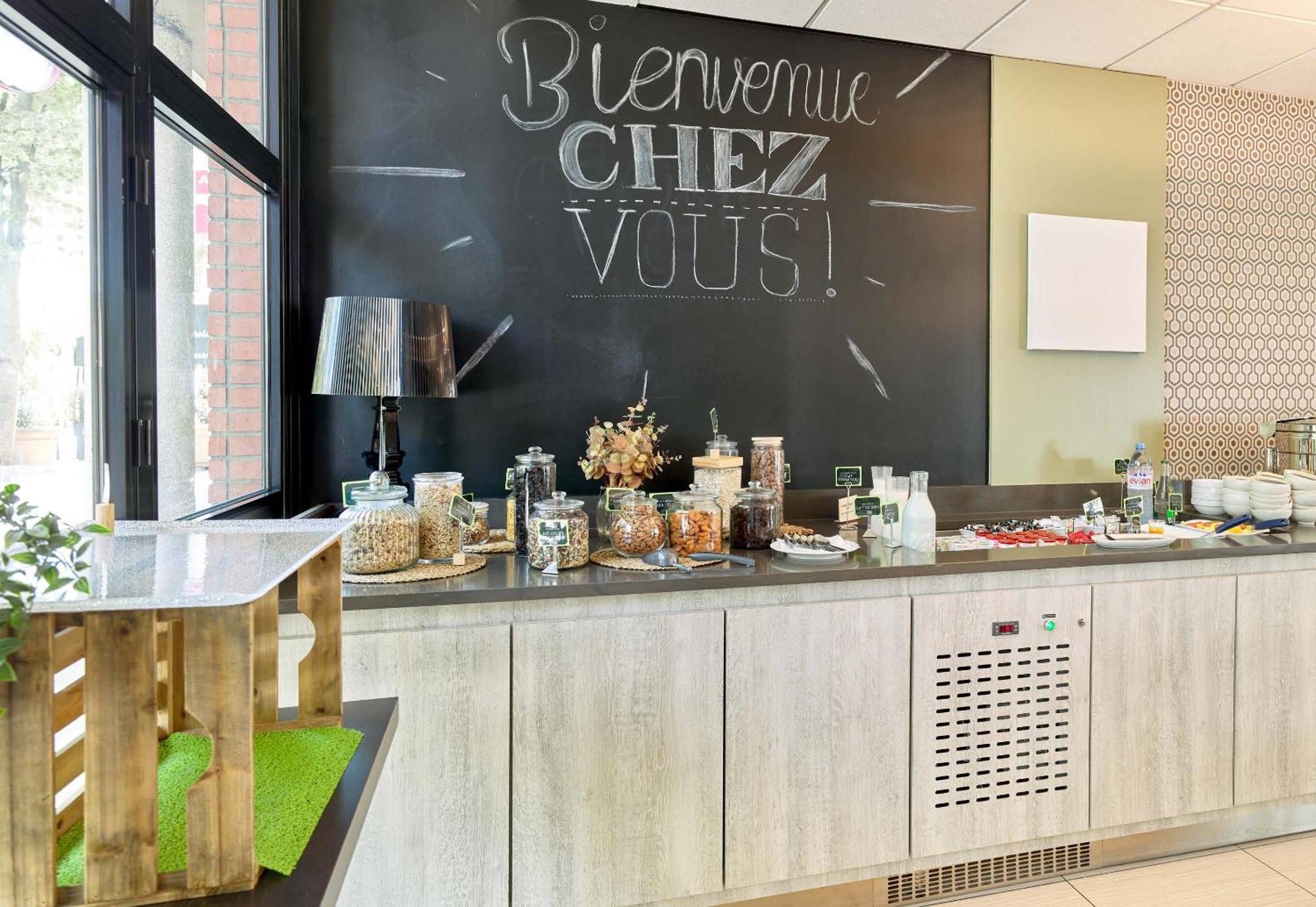 B&B Hotel Saint-Quentin-En-Yvelines Centre Gare 4 Etoiles Montigny-le-Bretonneux Eksteriør bilde